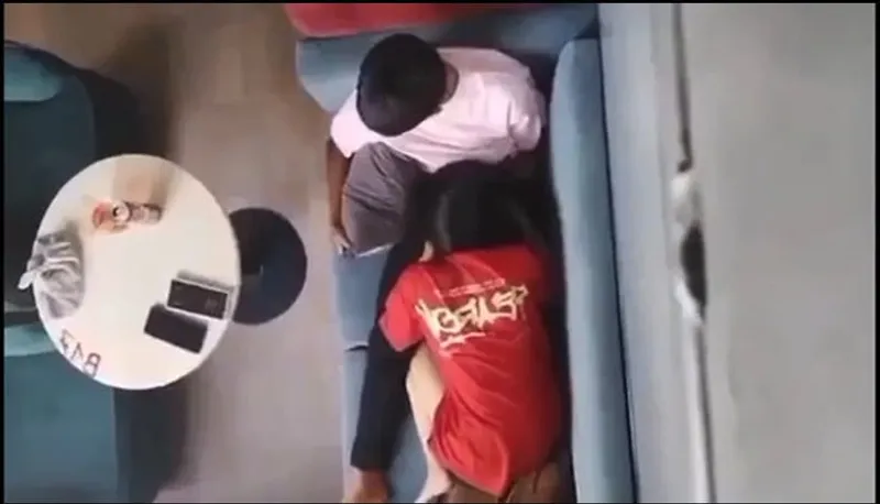 Quay lén người tình mút liếm cho tình nhân nơi công cộng